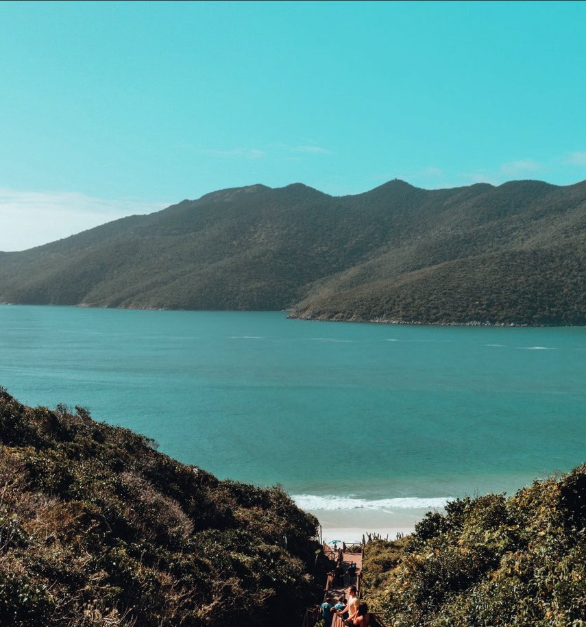 Enseada no litoral brasileiro vista do alto